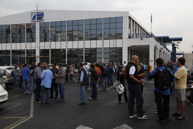Λιμενεργάτες διέκοψαν τη συνεδρίαση του ΔΣ του ΟΛΠ | tovima.gr