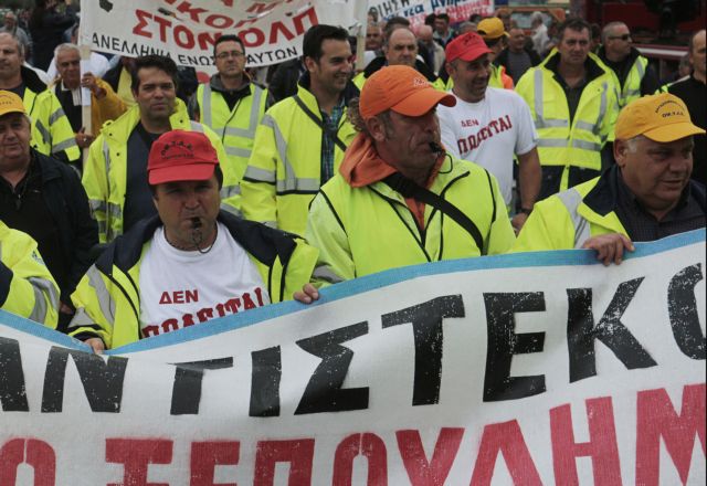 Dockworkers carry out 24-hour strike and demonstration on Monday