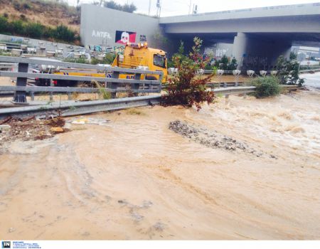 Νεκρός μέσα σε πλημμυρισμένο αυτοκίνητο στο Μενίδι