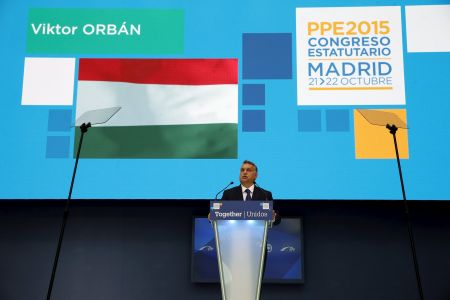 Ορμπάν στο συνέδριο ΕΛΚ: Οι πρόσφυγες μοιάζουν με στρατό