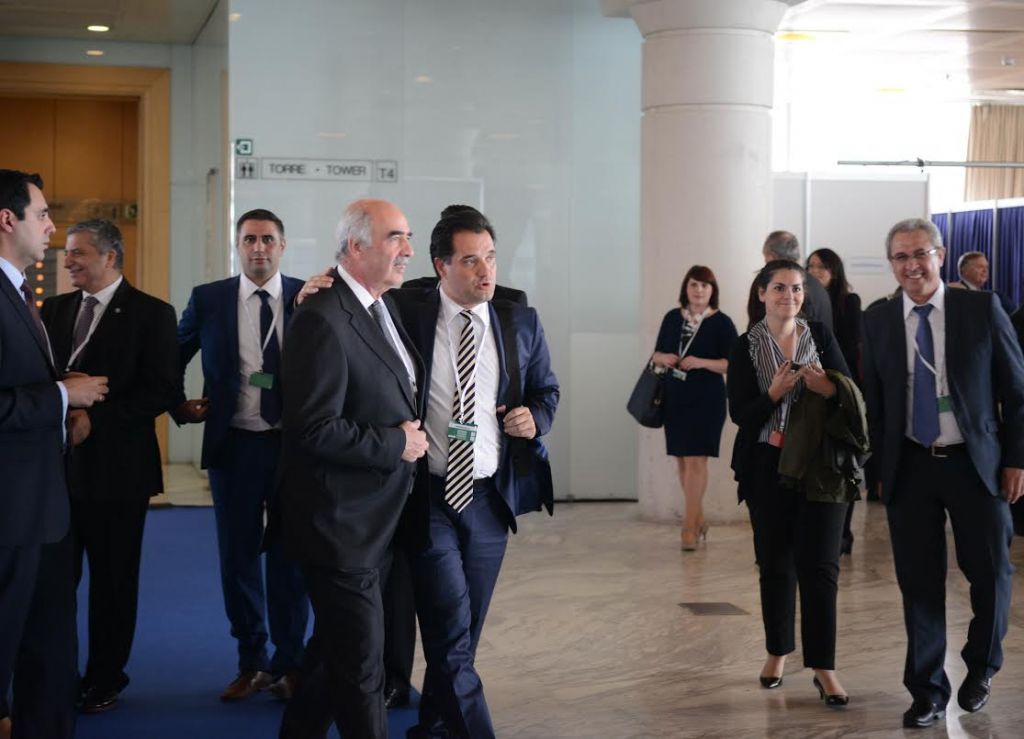 Ακόμη πιο βαθύ αναδείχθηκε στη Μαδρίτη το ρήγμα μεταξύ των υποψηφίων αρχηγών της Ν.Δ.