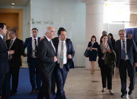 Ακόμη πιο βαθύ αναδείχθηκε στη Μαδρίτη το ρήγμα μεταξύ των υποψηφίων αρχηγών της Ν.Δ.