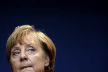 Οι χειρισμοί Μέρκελ στο προσφυγικό «βυθίζουν» το κόμμα της