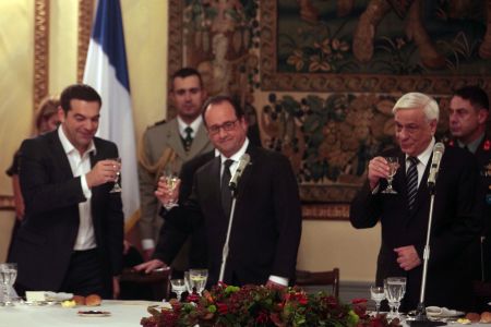 Ολάντ: Πρέπει να αρχίσει η συζήτηση για το χρέος