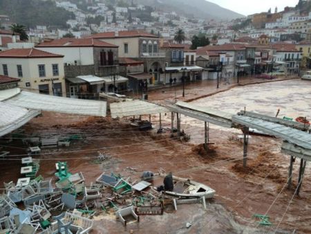 Πνίγηκε η Ύδρα από την καταρρακτώδη βροχή