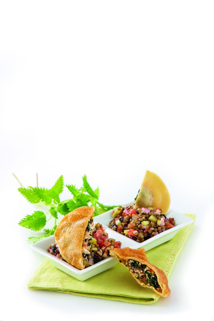 Ραβιόλια με τσουκνίδα επάνω σε φακές