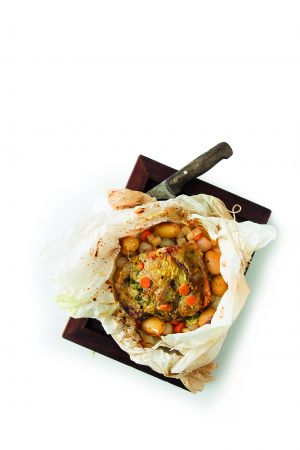 Χοιρινό στη λαδόκολλα με λαχανικά