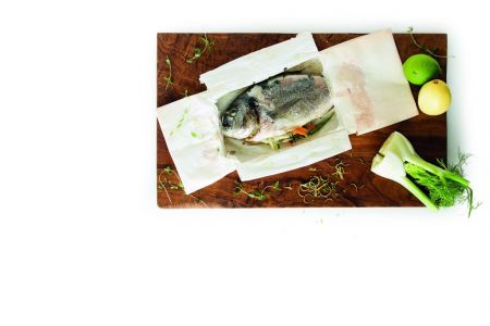 Τσιπούρες με φινόκιο στη λαδόκολλα