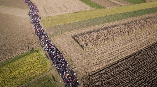 H Σλοβενία κινητοποιεί τον στρατό για τον έλεγχο προσφύγων στα σύνορα