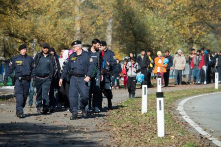Ντάισελμπλουμ: Προτείνει υποδοχή προσφύγων ή ψαλίδι σε κονδύλια