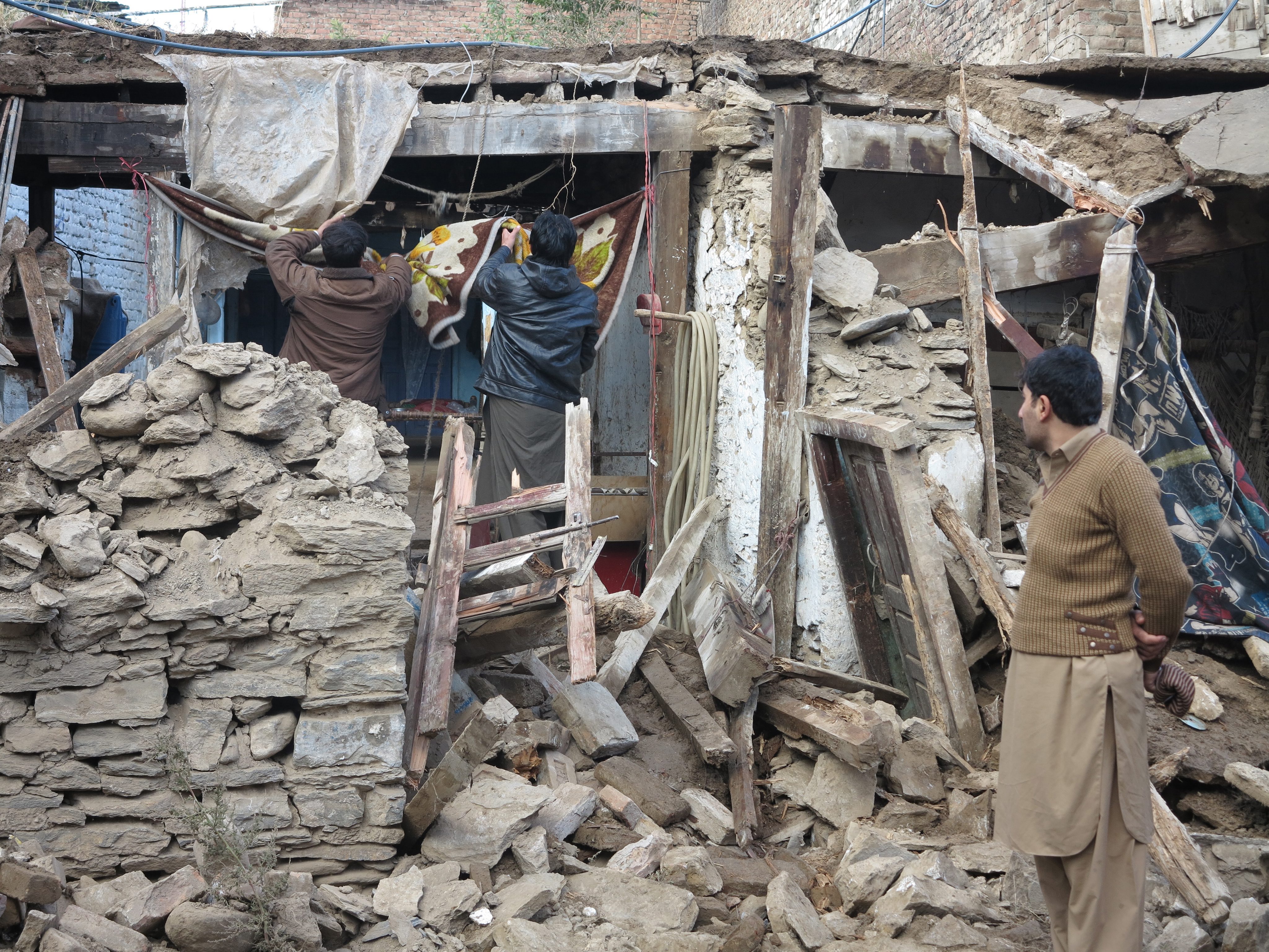 Πάνω από 360 οι νεκροί του σεισμού σε Αφγανιστάν και Πακιστάν
