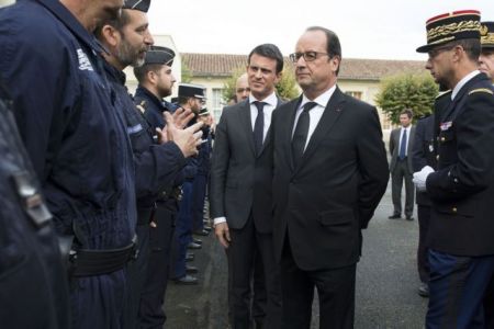 Φόρο τιμής στα θύματα του τροχαίου στη Γαλλία απέτισε ο Ολάντ