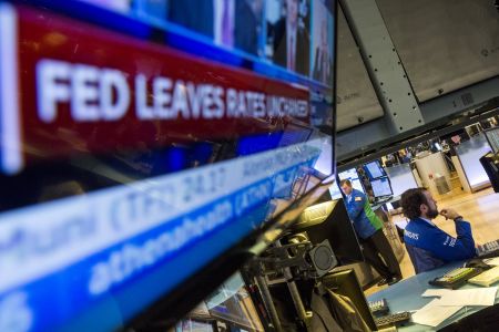 Aμετάβλητα διατήρησε η Fed τα σχεδόν μηδενικά επιτόκια