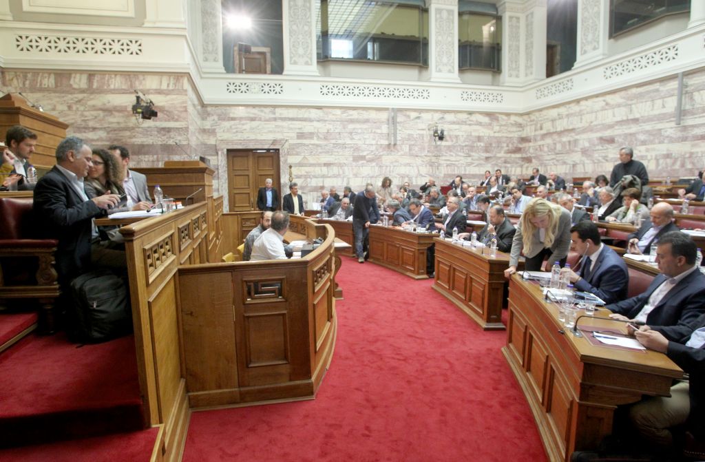 Βουλή: Με αποχώρηση των βουλευτών του ΚΚΕ και αντιδράσεις ξεκίνησε η συζήτηση των προαπαιτούμενων