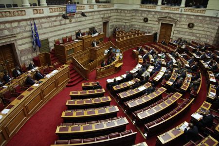 Βουλή: Kύρωση των 12 ΠΝΠ – Αντιπαράθεση για τα capital controls