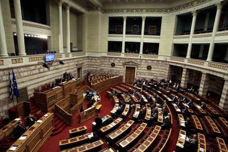 Καβγάς κυβέρνησης-αντιπολίτευσης στη συζήτηση για τα προαπαιτούμενα