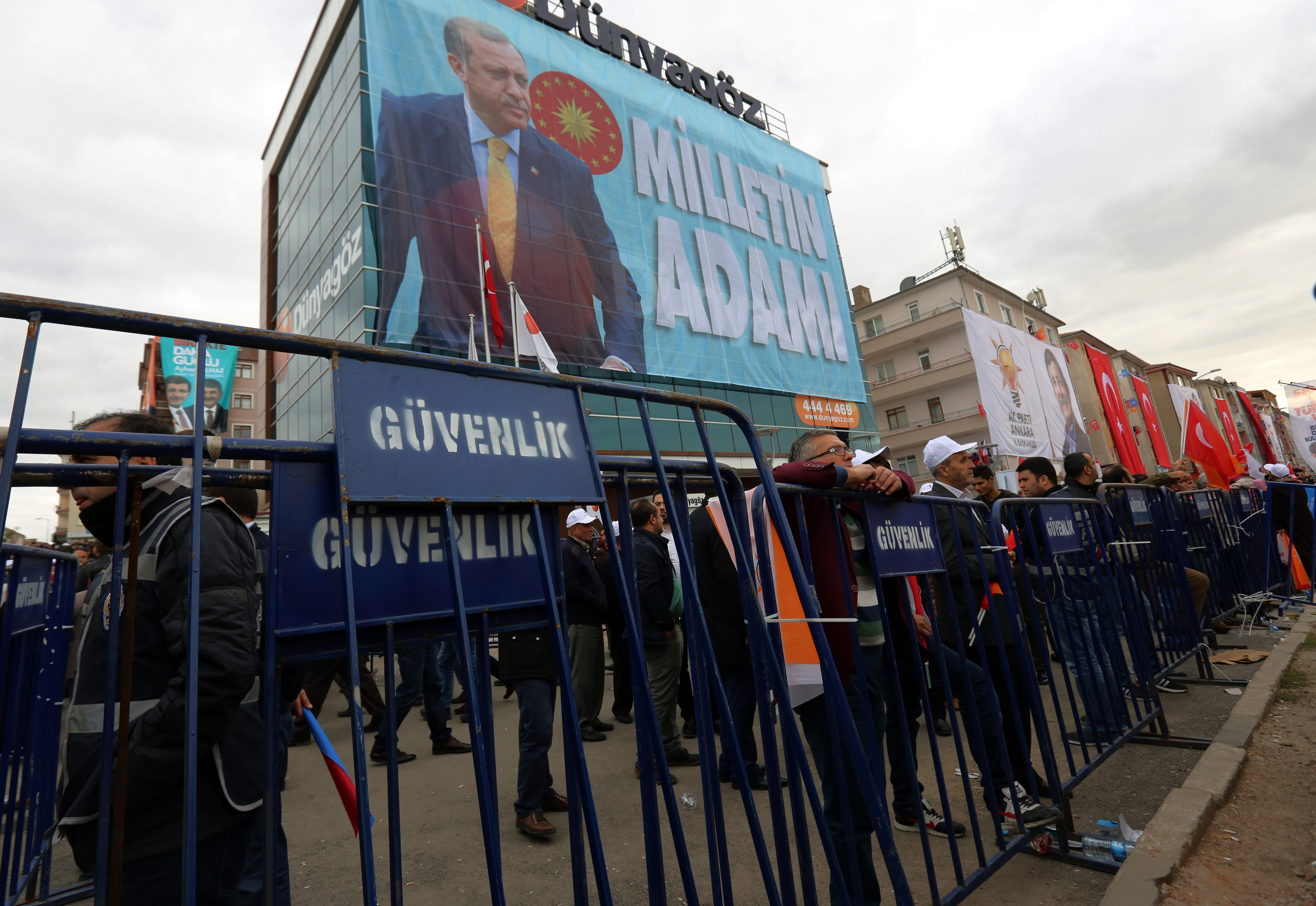 Τουρκία:Απόλυτα κυρίαρχος με 317 βουλευτές ο Ερντογάν – Οριακά εντός βουλής το κουρδικό κόμμα