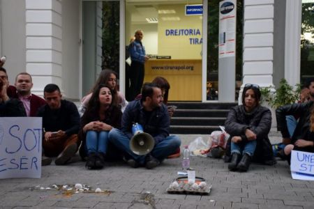 Φοιτητές έριξαν αβγά στο αυτοκίνητο του αλβανού πρωθυπουργού Eντι Ράμα