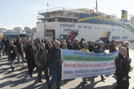 Μουζάλας προς ναυτεργάτες: Επανεξετάστε την απεργία στη μεταφορά προσφύγων