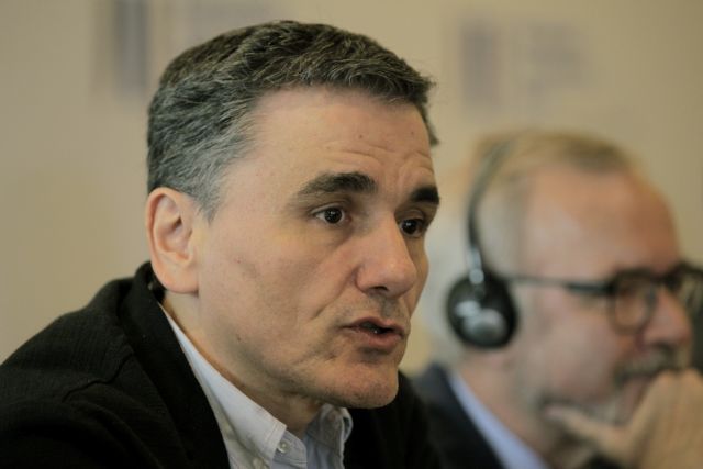 Tsakalotos travels to London for talks with foreign investors