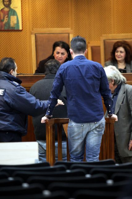 Δίκη Χρυσής Αυγής: Μετά τον φόνο ο Ρουπακιάς κάπνιζε νηφάλιος | tovima.gr