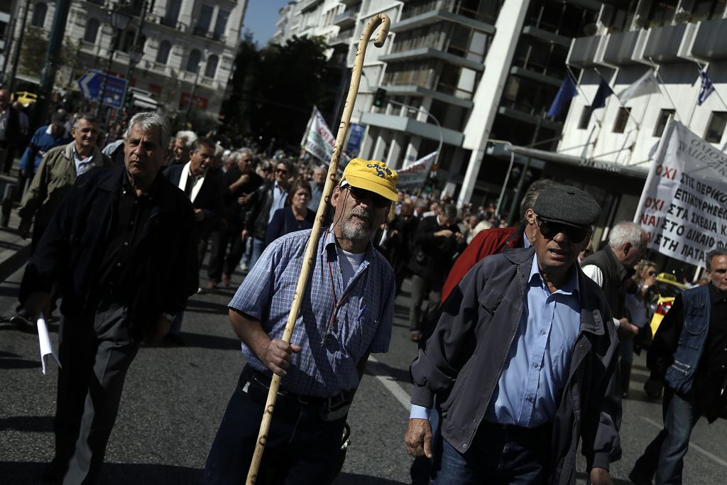 Δεύτερες σκέψεις στην κυβέρνηση για διατήρηση των επικουρικών