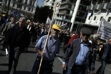 Δεύτερες σκέψεις στην κυβέρνηση για διατήρηση των επικουρικών