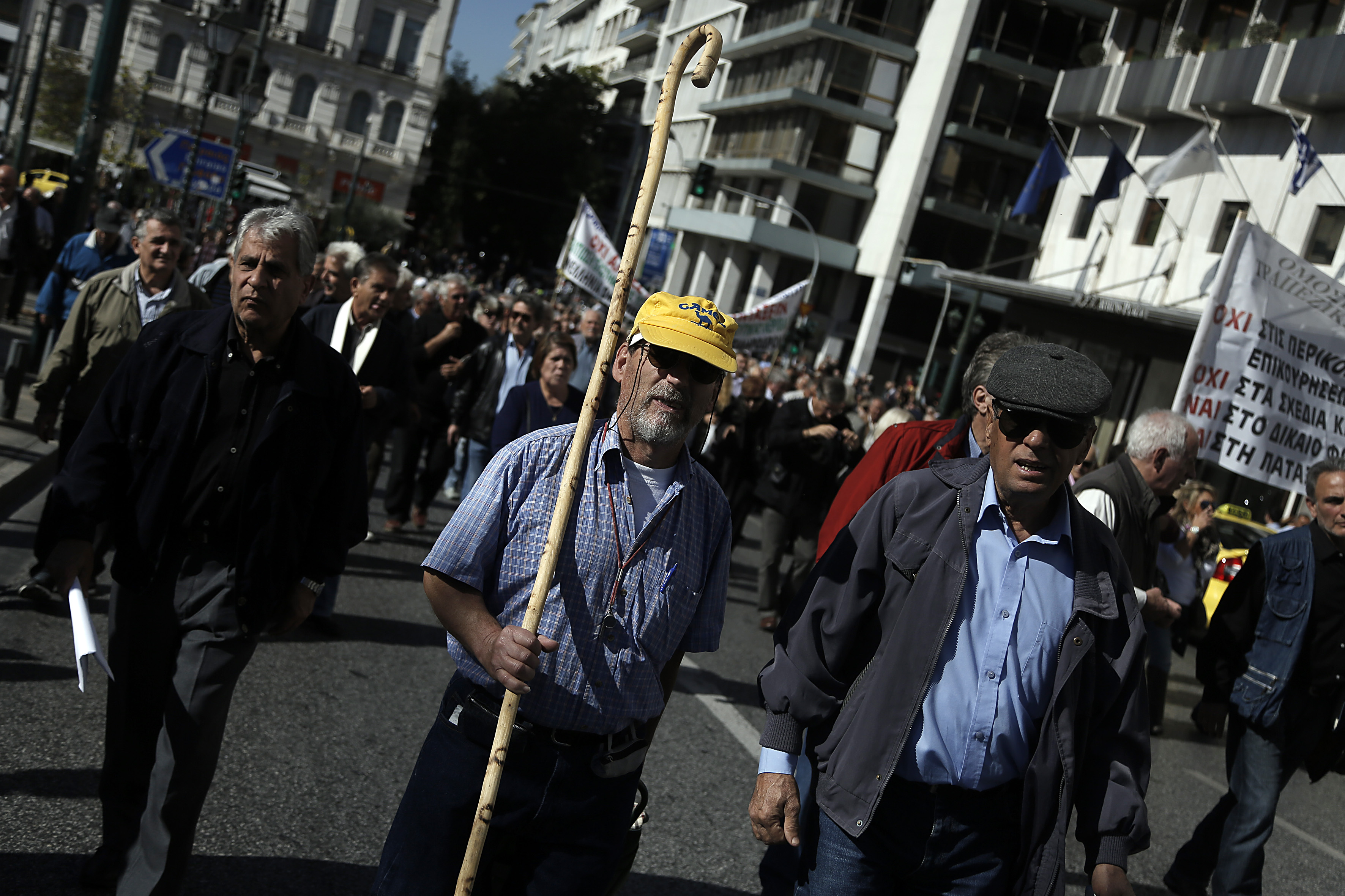 Δεύτερες σκέψεις στην κυβέρνηση για διατήρηση των επικουρικών