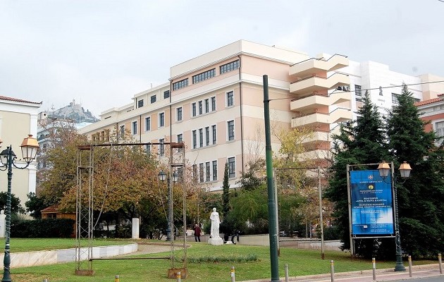 Με φρούτα και απειλές υποδέχθηκαν τους αξιολογητές στη Νομική Σχολή