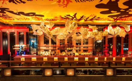 Τάνκερ by Damien Hirst