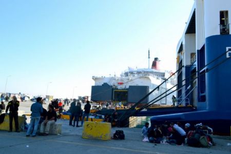 Στο Πειραιά φτάνουν δύο πλοία με 3.000 πρόσφυγες