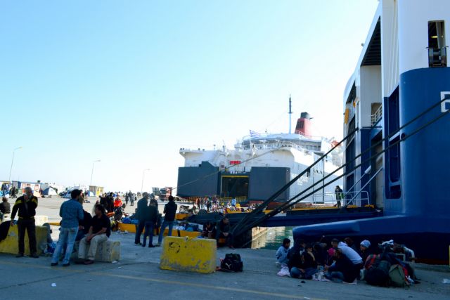 Στο Πειραιά φτάνουν δύο πλοία με 3.000 πρόσφυγες