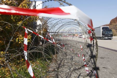 Σλοβενία: Στήνεται φράχτης για τους πρόσφυγες στη μεθόριο με Κροατία