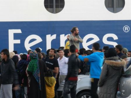 About 3,000 refugees to arrive in Piraeus on Monday morning