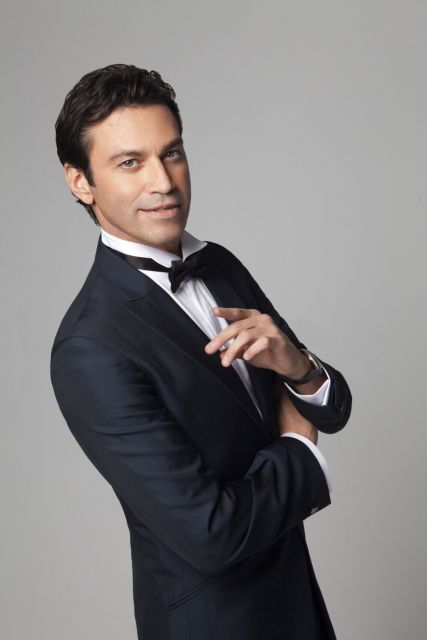 Σε χριστουγεννιάτικο mood ο Μάριος Φραγκούλης στο Μέγαρο Μουσικής