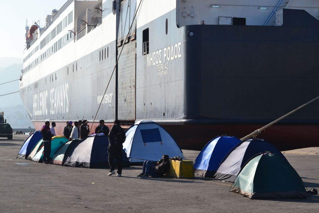 Δημιουργούνται δύο κέντρα φιλοξενίας 20.000 προσφύγων – μεταναστών σε Αθήνα και Θεσσαλονίκη