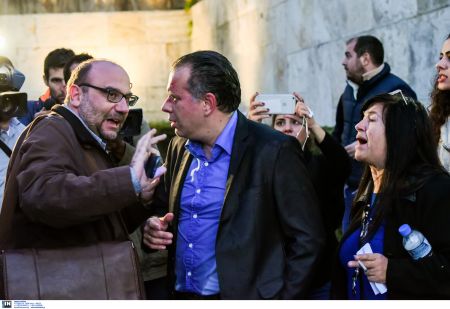 Ακροδεξιοί προπηλάκισαν μπροστά στη Βουλή τον Γ. Κουμουτσάκο και τον Μ. Βαρβιτσιώτη (video)