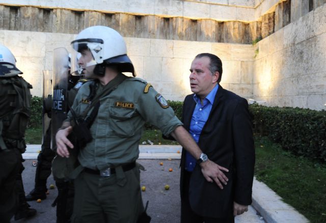 ND MPs Koumoutsakos and Varvitsiotis assaulted outside Parliament