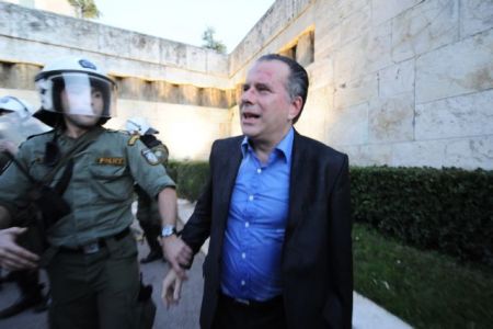 Κουμουνδούρου και Μαξίμου άνοιξαν μέτωπο με αφορμή  την επίθεση κατά του Γ. Κουμουτσάκου