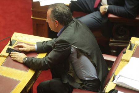 Κουμουτσάκος προς Τόσκα: Απεργείς κατά της κυβέρνησης φαντάζομαι