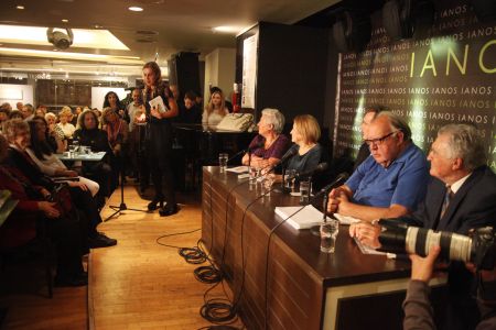 Εισβολή «Ρουβίκωνα» στην παρουσίαση του βιβλίου της Μαργαρίτας Παπανδρέου