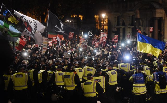 Χιλιάδες Γκάι Φοκς στους δρόμους του Λονδίνου, συγκρούσεις με αστυνομικούς