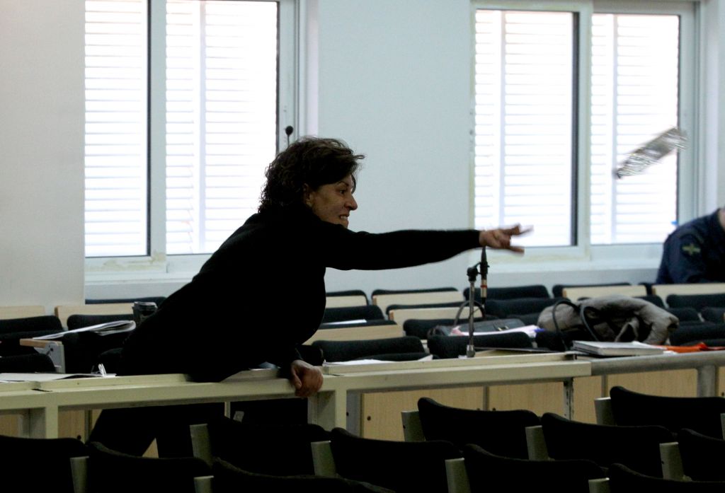 Μάνα Φύσσα προς Ρουπακιά: «Θα σου κόψω το λαρύγγι»