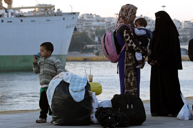 Nearly 5,000 refugees arrive in Piraeus on Monday morning