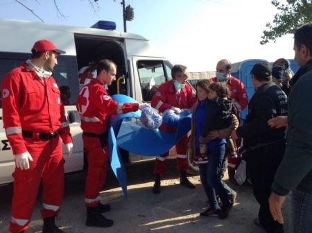 Υπνόσακοι, στρώματα και τρόφιμα για τους πρόσφυγες στην Ειδομένη