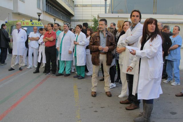 Evangelismos hospital employees protest over lack of funding