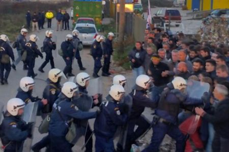 Factory strikers clash with riot police in Giannena
