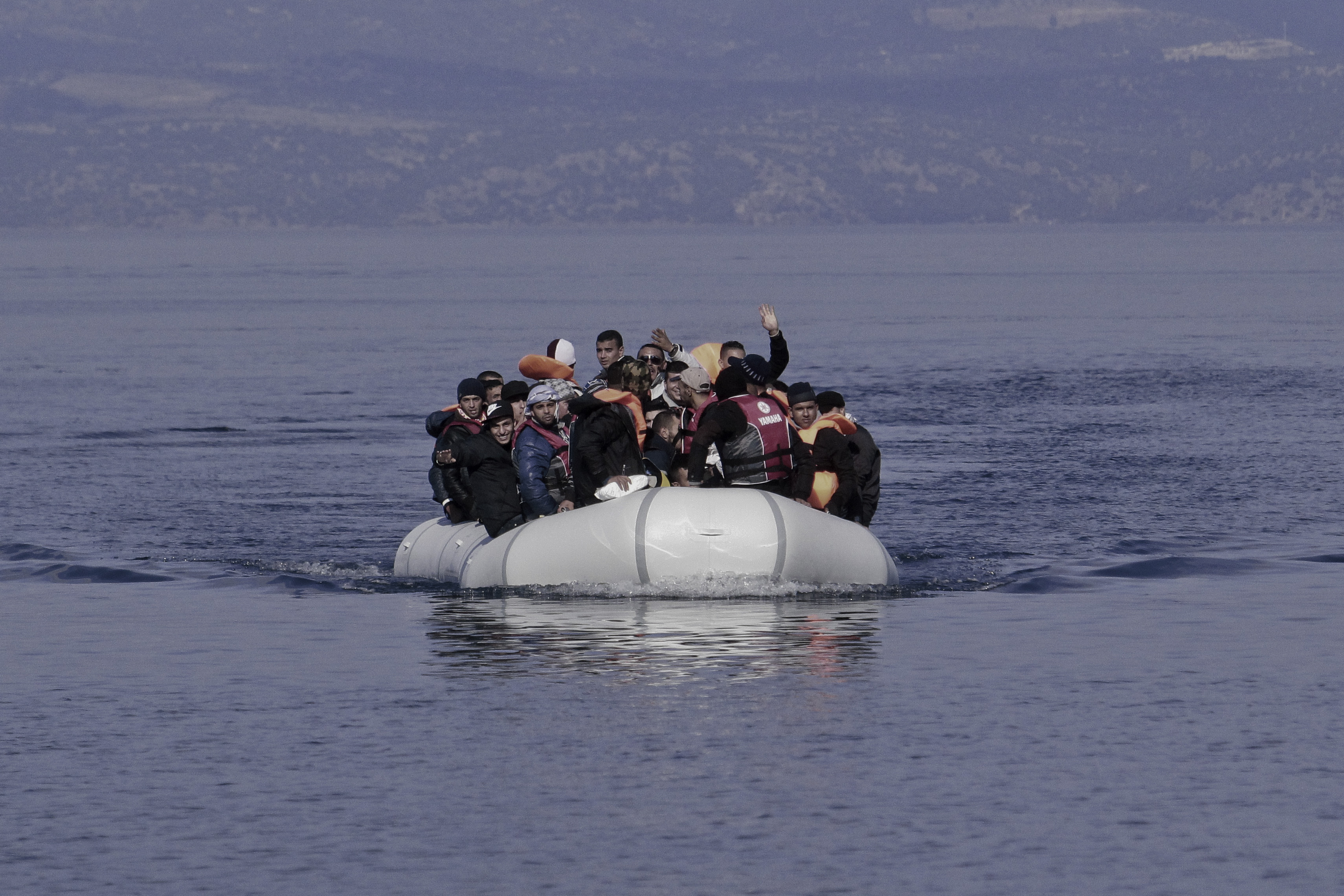 Hurriyet: Χιλιάδες περιμένουν να φτάσουν στα ελληνικά νησιά