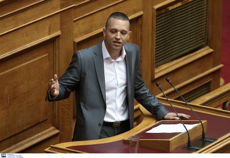 Νέο προκλητικό «σόου» χρυσαυγιτών βουλευτών σε επιτροπή της Βουλής