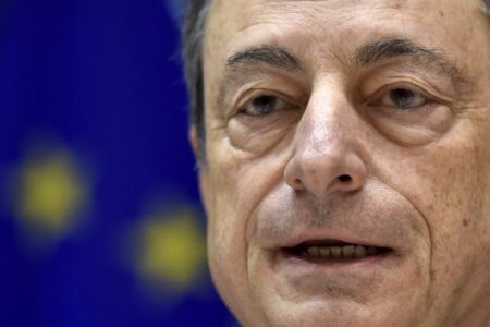 Επέκταση της ποσοτικής χαλάρωσης «δείχνει» ο Μάριο Ντράγκι